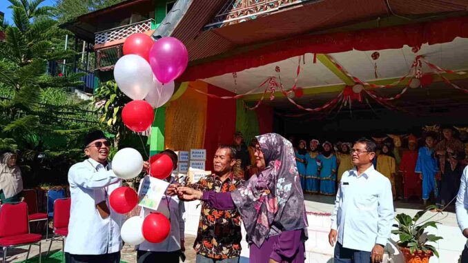 Kabid Kebudayaan Dinas Pendidikan Kota Bukittinggi didampingi Korwas Maswardi, Komite Sekolah, dan Kepala Sekolah melapas balon impian usai melounching sanggar seni Carano Ampek Baleh