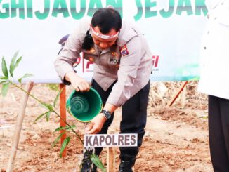 Kapolres Sawahlunto AKBP Purwanto Hari Subekti, S.Sos saat penanaman pohon