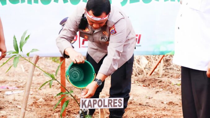 Kapolres Sawahlunto AKBP Purwanto Hari Subekti, S.Sos saat penanaman pohon