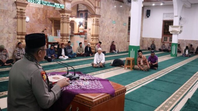 Kapolres Tanah Datar AKBP Derry Indra sedang memberikan edukasi kepada Jemaah Subuh masjid Lantai Batu