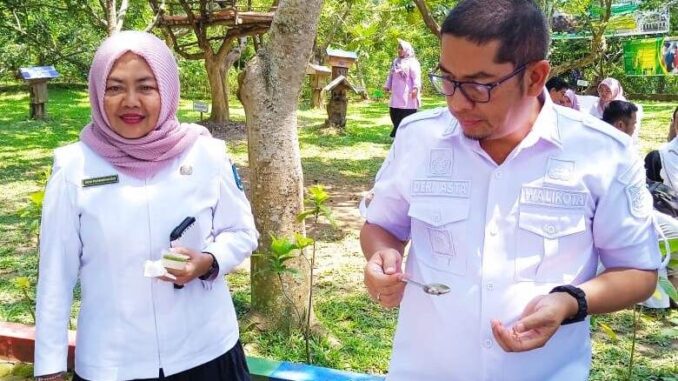 Kepala DKP3 Heni Purwaningsih dan Wali Kota Sawahlunto H. Deri Asta dalam Lomba B2SA