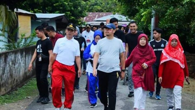 Kepala Desa Talawi Hilie dan Wali Kota Sawahlunto bersama masyarakat jalan santai