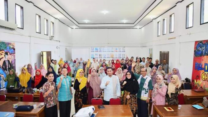 Kepala Dinas Pendidikan bersama Pemateri dan Wali Kota Sawahlunto foto bersama