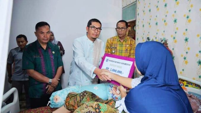 Kepala Dinas Sosial PMD PPA, Wali Kota menyerahkan Bantuan Sosial Biaya Pengobatan Nadia dan Camat Talawi
