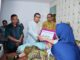 Kepala Dinas Sosial PMD PPA, Wali Kota menyerahkan Bantuan Sosial Biaya Pengobatan Nadia dan Camat Talawi