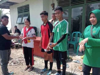 Koramil 03 Sipora menggelar perlombaan volley ball dan tarik tambang.