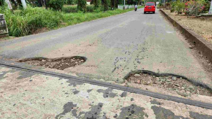 Lubang Mengintai Di Jalan Pasaman Barat