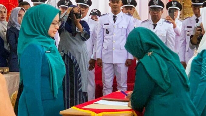 Ny. Meivyta Deri Asta Ketua TP. PKK Kota Melantik Ketua TP. PKK Desa Masa Bakti 2023-2029