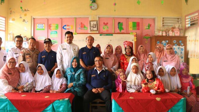 Pemberian vaksinasi HPV gratis pada seluruh siswi kelas 5 SD Payakumbuh