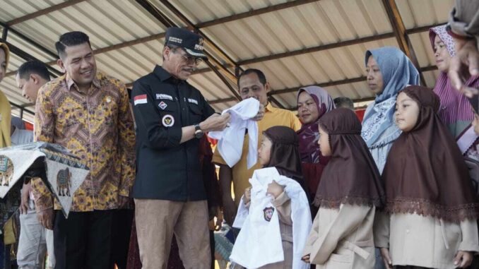 Pemkab Limapuluh Kota Serahkan Paket Bantuan Seragam Sekolah SD dan SMP