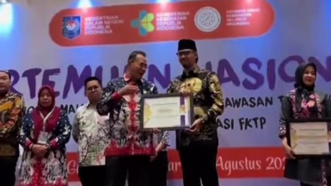 Penghargaan kepada Wako Erman Safar atas upaya pemberantasan penyakit ATM di Bukittinggi