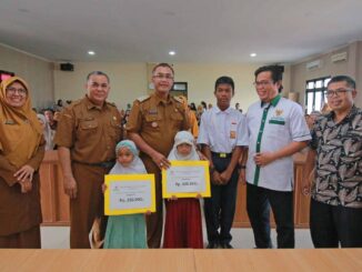 Pj. Wako Rida Ananda serahkan Beasiswa PPDB