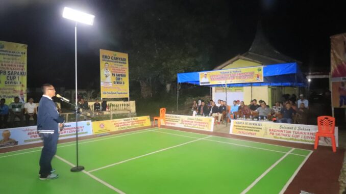 Rida Ananda saat pembukaan Open Tournamant Badminton Sapaku Cup I Devisi III se Luak Limapuluh