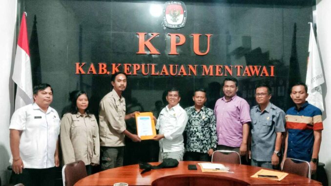 SK Pengurus Mappilu PWI Mentawai Diserahkan Ketua Erik Kepada Ketua KPU
