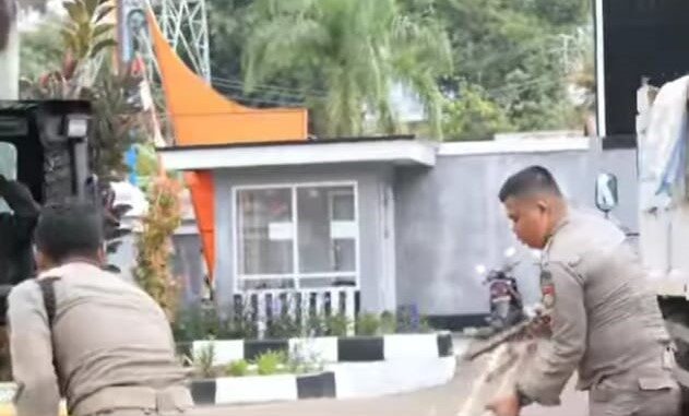 Satpol PP Kota Bukittinggi melaksanakan Pemusnahan Barang Bukti Barang
