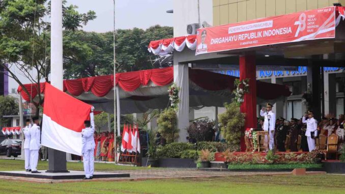 Upacara detik detik proklamasi dan pengibaran bendera merah putih di halaman Balaikota Payakumbuh.