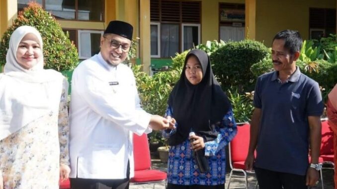 Wakil Bupati Richi Arpian Membagikan Tablet Obat TTD