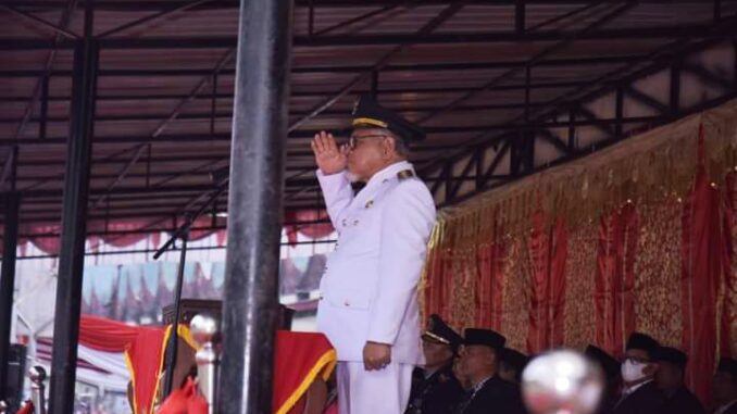 Wakil Wali Kota Sawahlunto H. Zohirin Sayuti dalam Penurunan Bendera Sang Saka Merah Putih