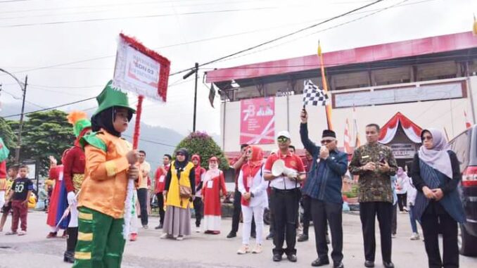Wakil Wali Kota Sawahlunto H. Zohirin Sayuti didampingi Kepala Dinas Pendidikan, Ketua GOW melepas Pawai Alegoris