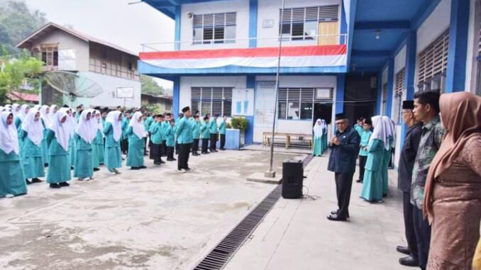 Wakil Wali Kota Sawahlunto H. Zohirin Sayuti sampaikan arahan pada Pelajar SMP SDI Silungkang