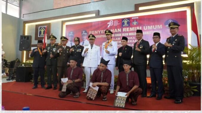 Wako Erman Safar serahkan remisi umum pada Warga Binaan Lapas Klas IIA Bukittinggi