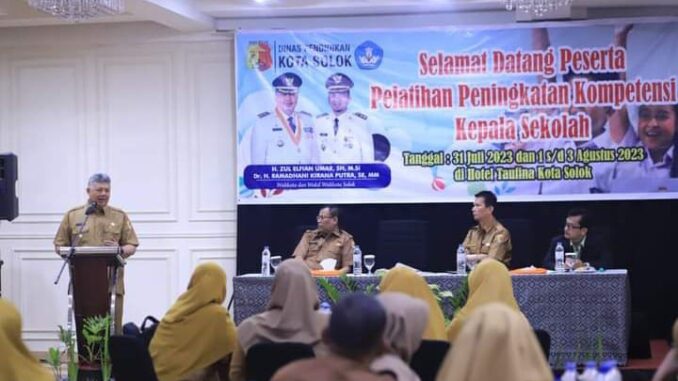 Wako Zul Elfian Umar buka secara resmi 54 Orang Kepala Sekolah dan Pengawas Kota Solok Ikuti Pelatihan
