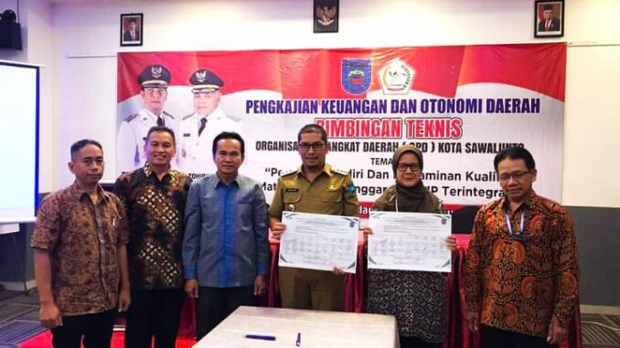 Wali Kota Sawahlunto H. Deri Asta membuka Bimtek Pengkajian Keuangan dan Otonomi Daerah