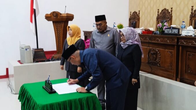 Wali Kota Sawahlunto H. Deri Asta menandatangani Berita Acara Persetujuan Bersama