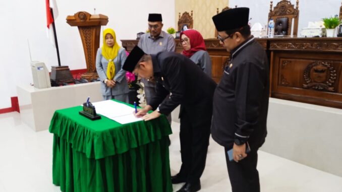 Wali Kota Sawahlunto H. Deri Asta menandatangani Nota Kesepakatan KUA-PPAS APBD Kota Sawahlunto TA 2024