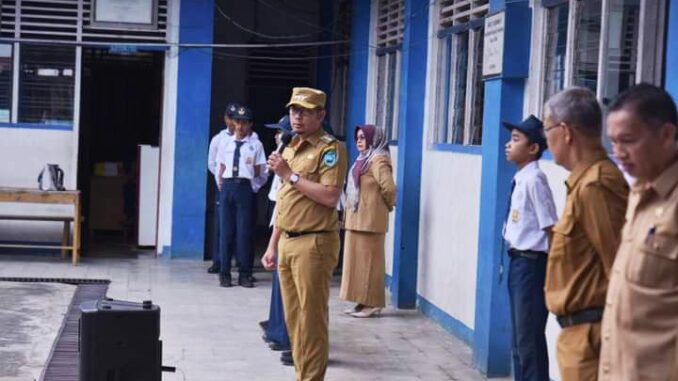 Wali Kota Sawahlunto H. Deri Asta menjadi Pembina Upacara di SMP SDI Silungkang
