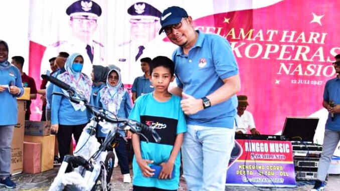 Wali Kota Sawahlunto H. Deri Asta menyerahkan Doorprize Sepeda