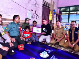 Wali Kota Sawahlunto H. Deri Asta serahkan langsung Bansos ke Penerima Manfaat