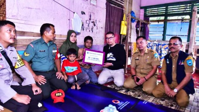 Wali Kota Sawahlunto H. Deri Asta serahkan langsung Bansos ke Penerima Manfaat