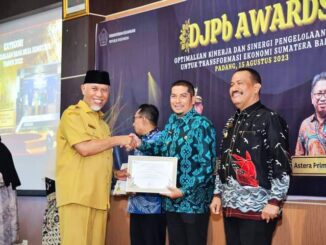 Wali Kota Sawahlunto H. Deri Asta terima DJPb Award dari Gubernur Sumbar