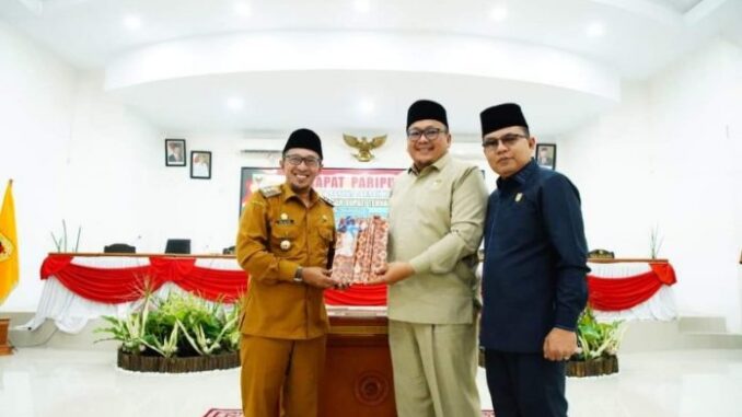 Bupati Eka Putra menyerahkan naskah 3 Ranperda kepada Ketua DPRD Rony Mulyadi Dt.Bungsu didampingi oleh Wakil Ketua Anton Yondra
