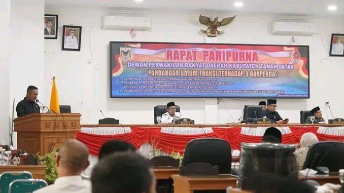 Delapan Fraksi DPRD Tanah Datar Memberikan Pandangan Umum Terhadap 3 Ranperda Yang Diajukan Bupati