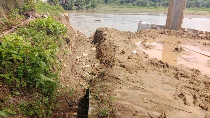 Fasilitas Umum Rusak, CV.Jaya Bumi Perkasa diminta bertanggung jawab