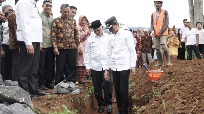 Gubernur Bersama Bupati Letakkan Batu Pertama Kelanjutan Pembangunan SMK Kesehatan Negeri Akabiluru