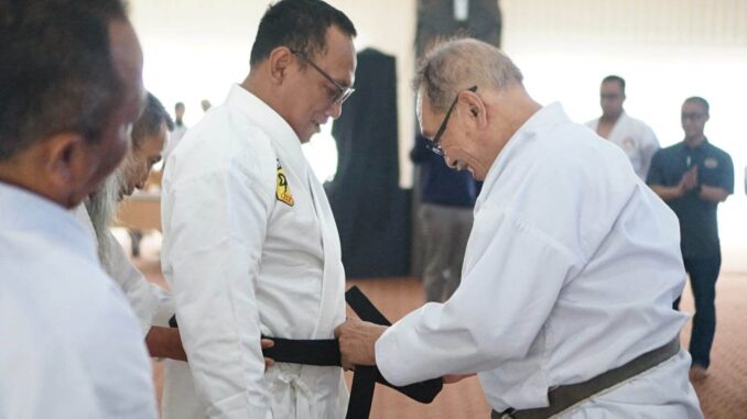 Harried Taning Sematkan Sabuk Hitam kepada Wako Cilegon