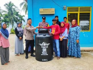 Kapolsek Barangin serahkan Tedmon 500 liter kepada Tokoh Pemuda Riko