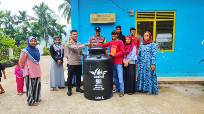 Kapolsek Barangin serahkan Tedmon 500 liter kepada Tokoh Pemuda Riko