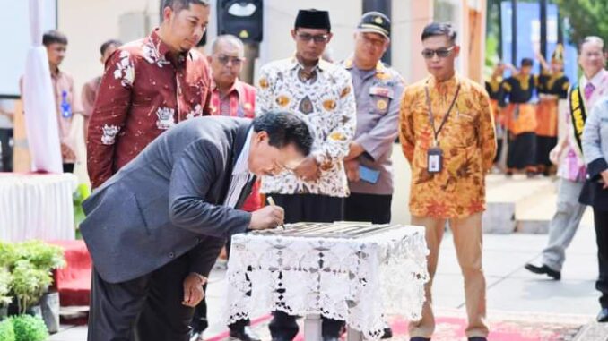 Kepala Perpusnas RI Muhammad Syarif Bando dan Wali Kota Sawahlunto H. Deri Asta