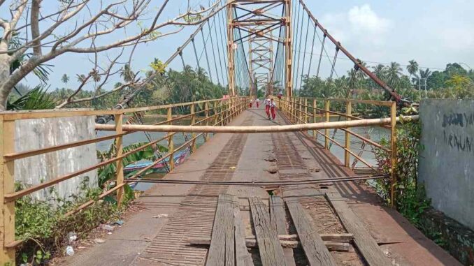 Kerap Makan Korban, Warga Tutup Akses Jembatan di Pasar Baru Bayang