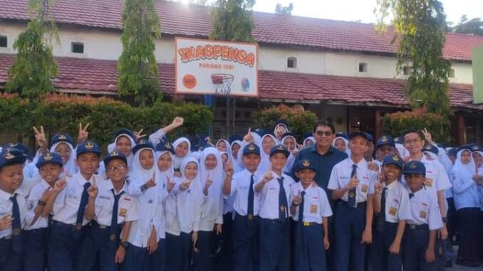 Mastilizal Aye bersama siswa siswi MP N 1 Padang