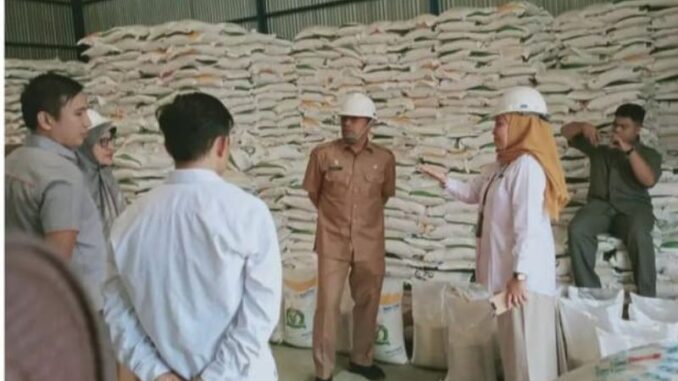 Pemko bersama Kepala Perum Bulog Cabang Bukittinggi dan PT. Pos Tinjau ketersediaan beras di gudang Bulog.