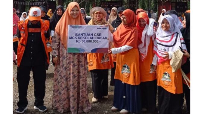 Penerimaan bantuan CSR berupa MCK Kamar Mandi untuk SD Alam Qu Ainur Rahmah Pasaman Barat dari P.T Kimia Farma melalui DPR RI Sumbar 2 Fraksi PKS