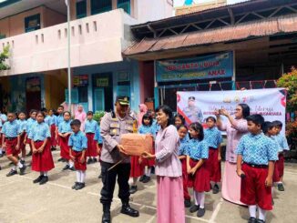 Polres Sawahlunto AKBP Purwanto Hari Subekti, S.Sos Berikan Buku Bacaan dalam Program Polri Peduli Budaya Literasi