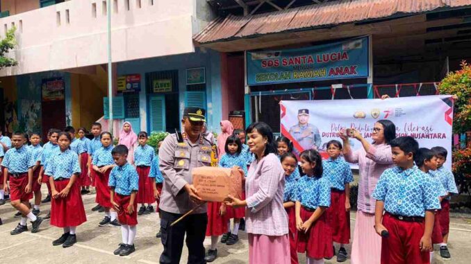 Polres Sawahlunto AKBP Purwanto Hari Subekti, S.Sos Berikan Buku Bacaan dalam Program Polri Peduli Budaya Literasi