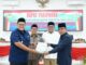 Wakil Ketua DPRD Anton Yondra menyerahkan tanggapan fraksi-fraksi kepada Wakil Bupati Richi Arpian didampingi oleh Ketua DPRD Rony Mulayadi Dt.Bungsu dan Wakil Ketua Saidani .