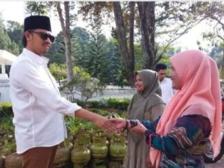 Wako Bukittinggi saksikan penyerahan bantuan untuk Peningkatan Kapasitas KUBE Anggrek.